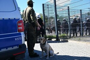 Policjanci podczas zabezpieczenia