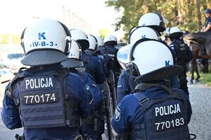 Policjanci podczas zabezpieczenia