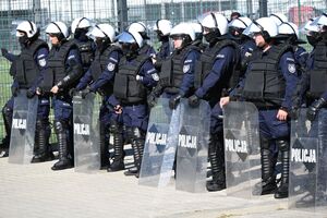 Policjanci podczas zabezpieczenia