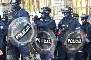 Policjanci podczas zabezpieczenia