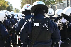 Policjanci podczas zabezpieczenia