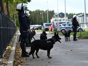 Policjanci podczas zabezpieczenia