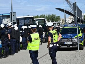 Policjanci podczas zabezpieczenia