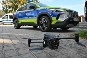 Policjanci podczas działań z dronem