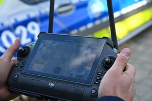 Policjanci podczas działań z dronem
