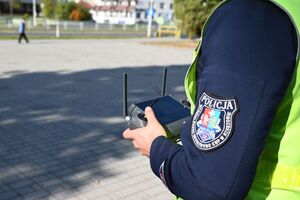 Policjanci podczas działań z dronem