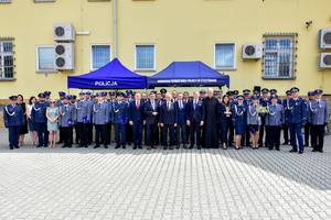 Zdjęcie grupowe policjantów wraz z zaproszonymi gośćmi.