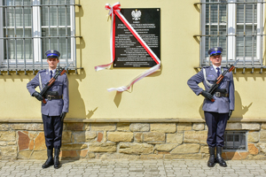 Posterunek honorowy przy tablicy pamiątkowej.