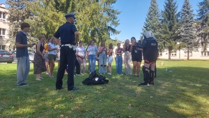 Młodzież zapoznająca się z wyposażeniem policjanta.