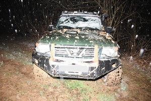 Terenówka którą poruszał się sprawca zniszczenia upraw.