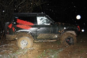 Terenówka którą poruszał się sprawca zniszczenia upraw.