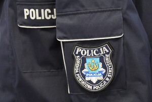 Część umundurowania policjanta z widocznym napisem Policja oraz tarczą zawierającą herb powiatu strzyżowskiego i napisem Komenda powiatowe Policji w Strzyżowie.