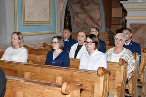 Pracownicy cywilni KPP w Strzyżowie na mszy świętej poprzedzającej uroczystość.