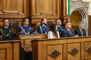 Kierownictwo KPP w Strzyżowie oraz zaproszeni goście na mszy świętej poprzedzającej uroczystość.