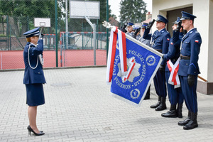 Pierwszy zastępca Komendanta Wojewódzkiego Policji w Rzeszowie oddaje hołd sztandarowi KPP w Strzyżowie.