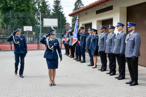 Pierwszy zastępca Komendanta Wojewódzkiego Policji w Rzeszowie wraz z dowódcą uroczystości dokonuje przeglądu pododdziału.