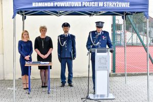 Przemawiający Komendant Powiatowy Policji w Strzyżowie.