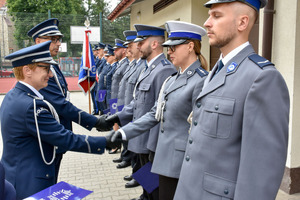 Pierwszy Zastępca Komendanta Wojewódzkiego Policji w Rzeszowie wraz z Komendantem Powiatowym w Strzyżowie wręczający policjantom nominacje na wyższe stopnie policyjne.