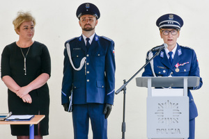 Pierwszy Zastępca Komendanta Wojewódzkiego Policji w Rzeszowie przemawia do zgromadzonych uczestników uroczystości.