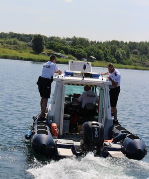 Policyjni wodniacy podczas patrolowania Jeziora Tarnobrzeskiego