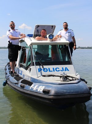 Policjanci KMP w Tarnobrzegu podczas patrolu łodzią- Jezioro Tarnobrzeskie
