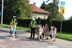 "Bezpieczna droga do szkoły" - działania policjantów przy udziale radia "Leliwa"