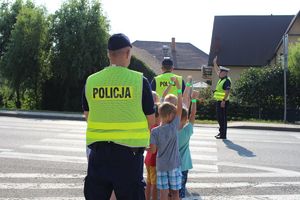 "Bezpieczna droga do szkoły" - działania policjantów przy udziale radia "Leliwa"