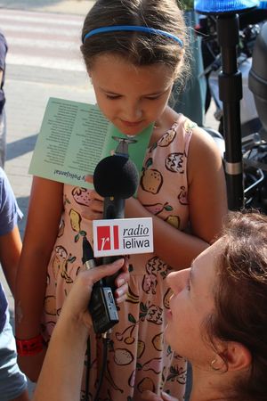 "Bezpieczna droga do szkoły" - działania policjantów przy udziale radia "Leliwa"