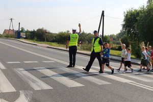"Bezpieczna droga do szkoły" - działania policjantów przy udziale radia "Leliwa"