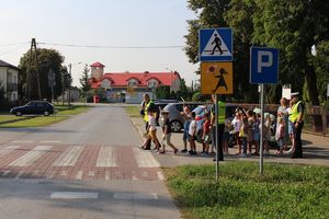 "Bezpieczna droga do szkoły" - działania policjantów przy udziale radia "Leliwa"