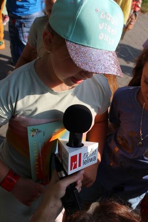 "Bezpieczna droga do szkoły" - działania policjantów przy udziale radia "Leliwa"