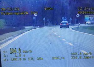 Na zdjęciu samochód bmw jadący przez ul. Wisłostrada w Tarnobrzegu z prędkością 194 km/h.