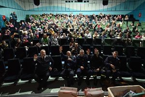 Tarnobrzeski Dom Kultury- spotkanie policjantów z dziećmi, które zimowy odpoczynek spędzają w mieście.