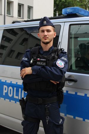 Na zdjęciu posterunkowy Arkadiusz Szlęzak z Komendy Miejskiej Policji w Tarnobrzegu