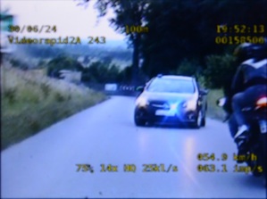 Kierowca motocykla marki Honda uciekaø przez policjantami.