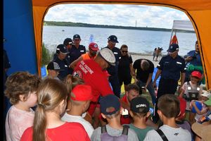 Piknik Plenerowy kręci mnie bezpieczeństwo nad wodą - Jezioro Tarnobrzeskie. Na zdjęciu policjanci z KWP Rzeszów i KMP Tarnobrzeg.