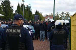 W Tarnobrzegu policjanci zabezpieczali mecz piłki nożnej o Puchar Polski Siarka Tarnobrzeg - Wisła Kraków