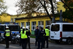 W Tarnobrzegu policjanci zabezpieczali mecz piłki nożnej o Puchar Polski Siarka Tarnobrzeg - Wisła Kraków