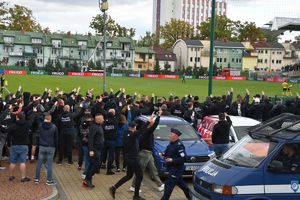 W Tarnobrzegu policjanci zabezpieczali mecz piłki nożnej o Puchar Polski Siarka Tarnobrzeg - Wisła Kraków