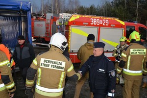 Policjanci podczas ćwiczeń obronnych Przybyłów 24