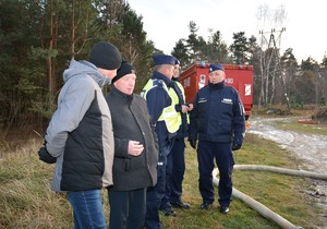 Policjanci podczas ćwiczeń obronnych Przybyłów 24