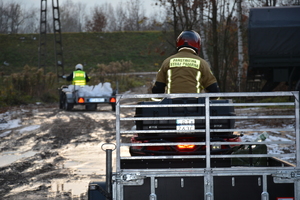 Policjanci podczas ćwiczeń obronnych Przybyłów 24