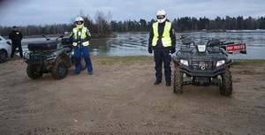 Policjanci podczas ćwiczeń obronnych Przybyłów 24