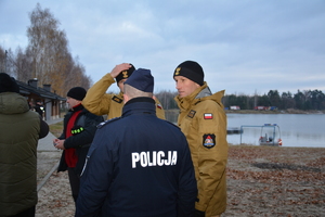 Policjanci podczas ćwiczeń obronnych Przybyłów 24