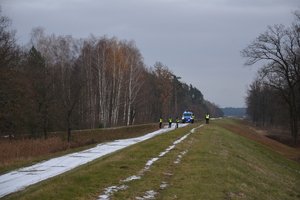 Policjanci podczas ćwiczeń obronnych Przybyłów 24