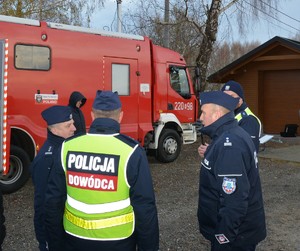 Policjanci podczas ćwiczeń obronnych Przybyłów 24.