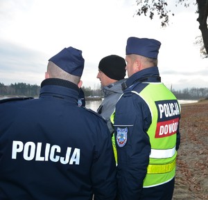 Policjanci podczas ćwiczeń obronnych Przybyłów 24.