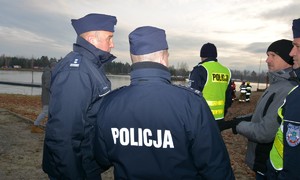 Policjanci podczas ćwiczeń obronnych Przybyłów 24.