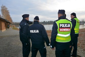 Policjanci podczas ćwiczeń obronnych Przybyłów 24