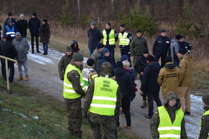 Policjanci podczas ćwiczeń obronnych Przybyłów 24